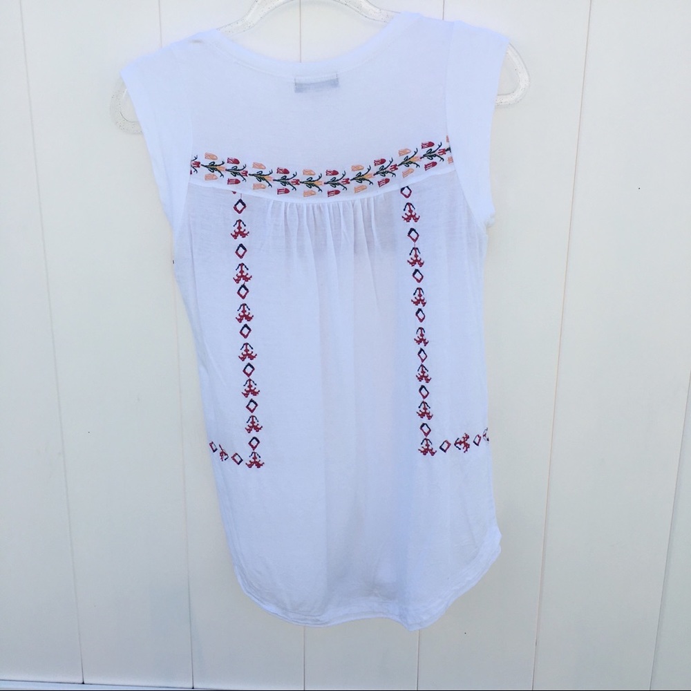 Popular Basics Embroidered top - Picture 2 of 3